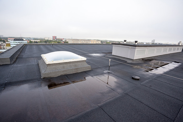 Choosing Commercial Roof Repair vs. Replacement